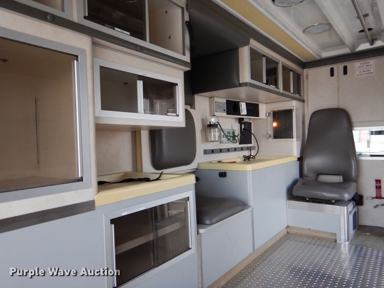 image for item DO1568 2000 Ford F350 Super Duty  ambulance