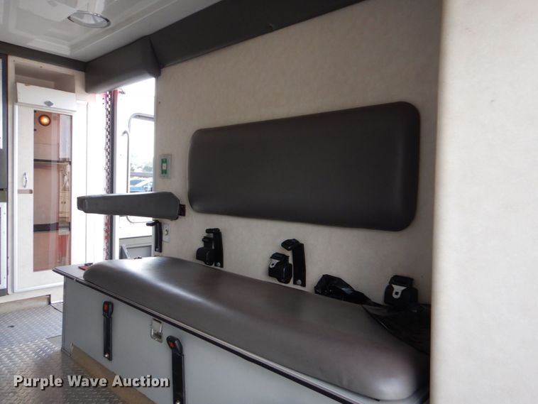 image for item DO1568 2000 Ford F350 Super Duty  ambulance