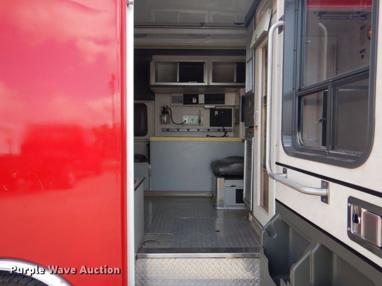 image for item DO1568 2000 Ford F350 Super Duty  ambulance