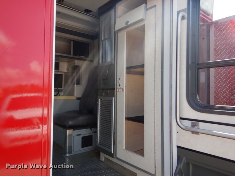 image for item DO1568 2000 Ford F350 Super Duty  ambulance