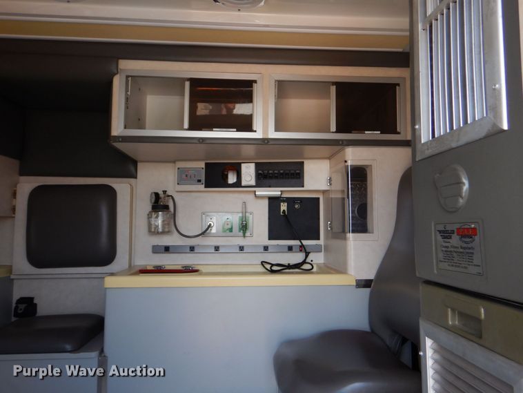 image for item DO1568 2000 Ford F350 Super Duty  ambulance
