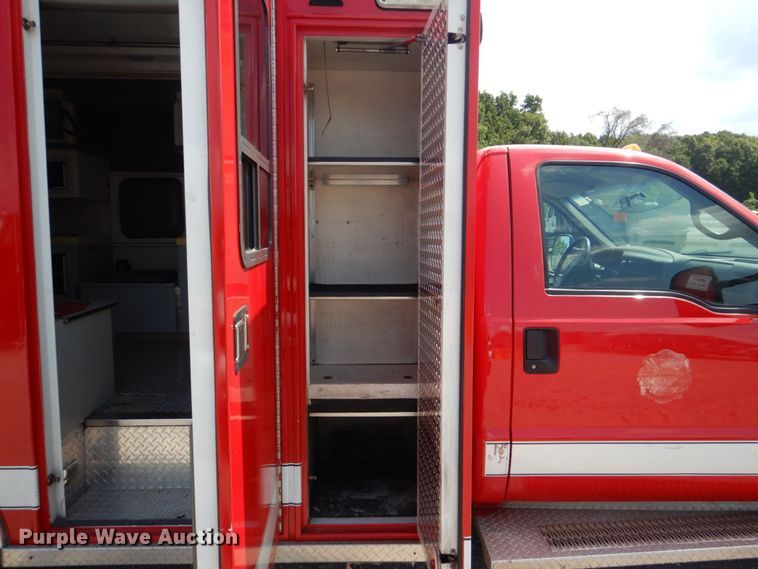 image for item DO1568 2000 Ford F350 Super Duty  ambulance