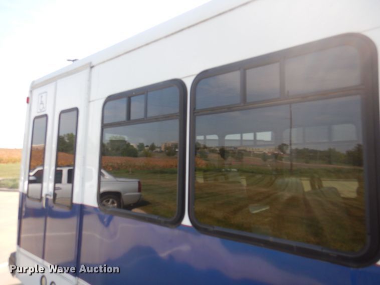 image for item DP0326 2008 Ford E450 Super Duty  shuttle bus