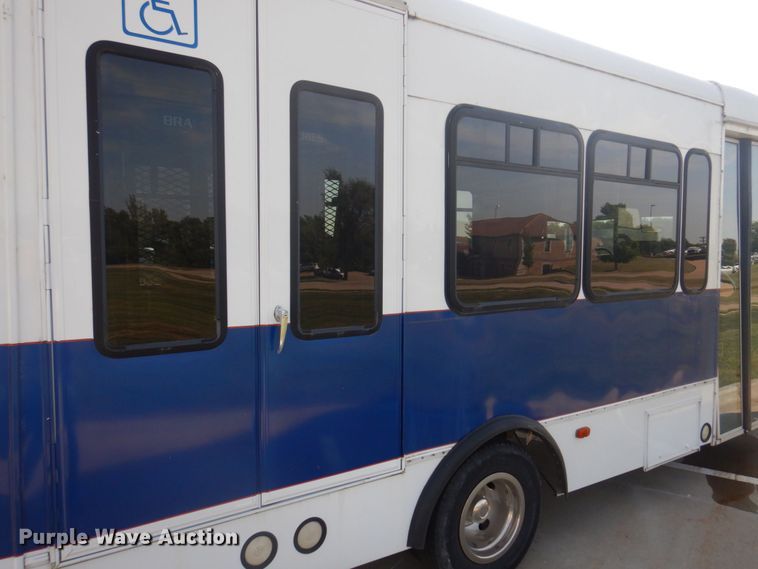 image for item DP0326 2008 Ford E450 Super Duty  shuttle bus