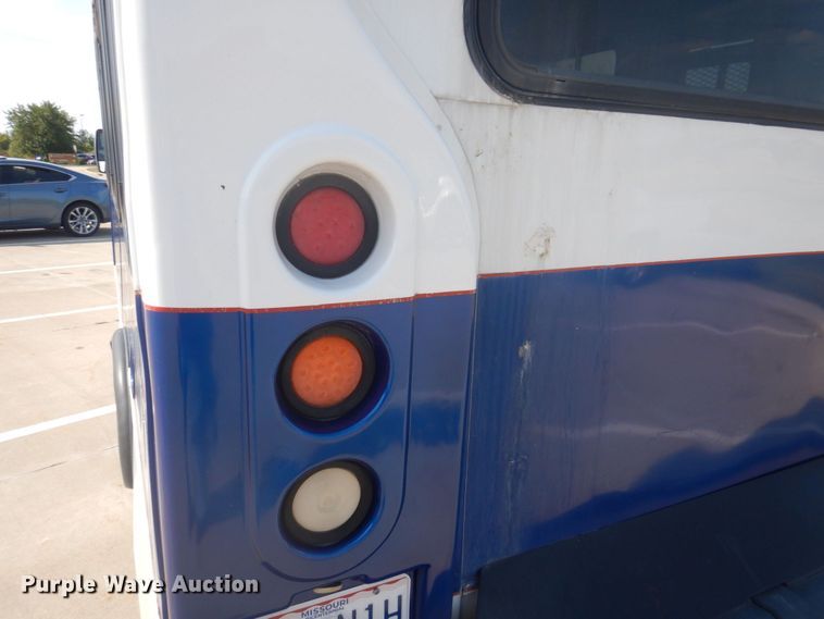 image for item DP0326 2008 Ford E450 Super Duty  shuttle bus