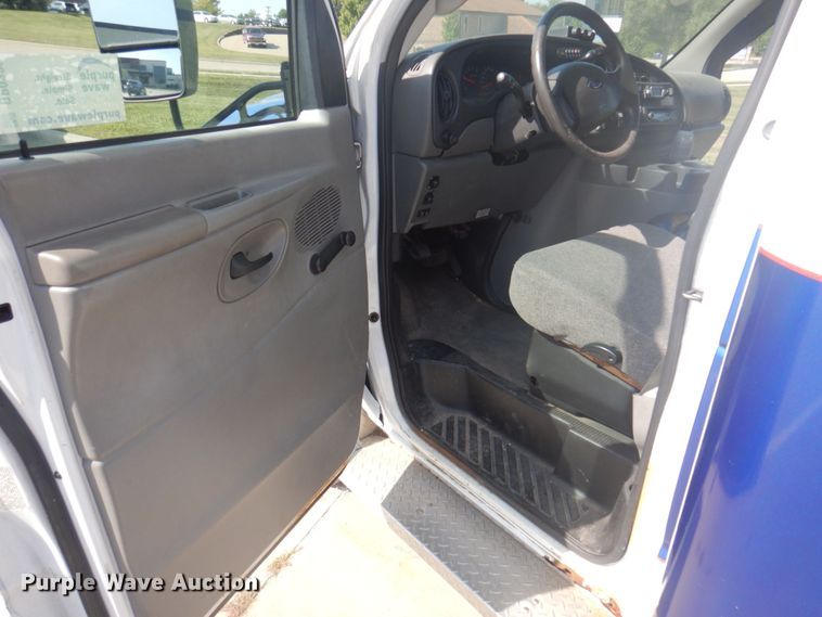 image for item DP0326 2008 Ford E450 Super Duty  shuttle bus