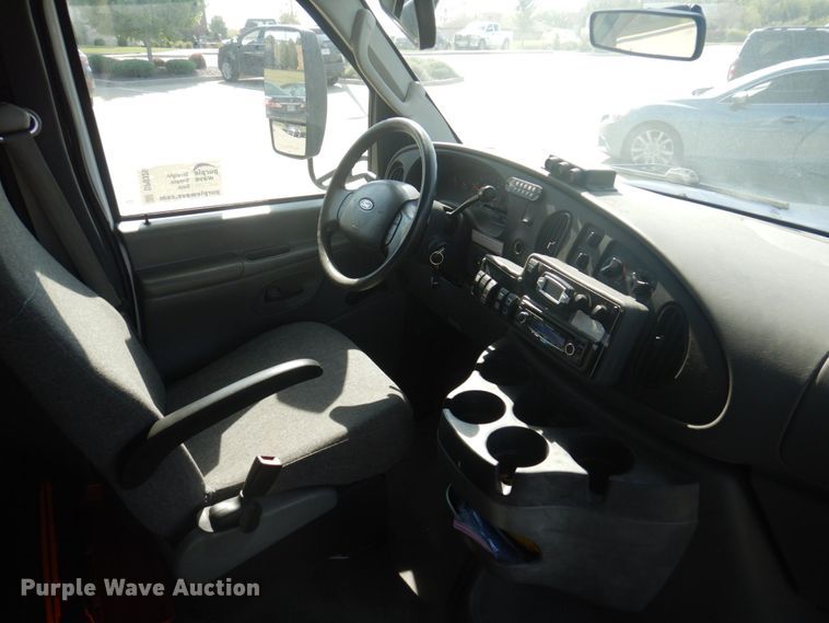 image for item DP0326 2008 Ford E450 Super Duty  shuttle bus