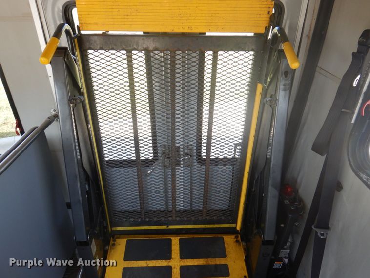 image for item DP0326 2008 Ford E450 Super Duty  shuttle bus