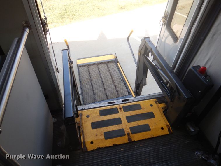 image for item DP0326 2008 Ford E450 Super Duty  shuttle bus