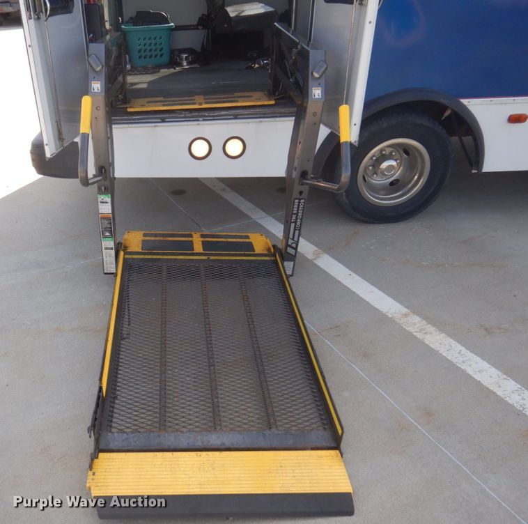 image for item DP0326 2008 Ford E450 Super Duty  shuttle bus