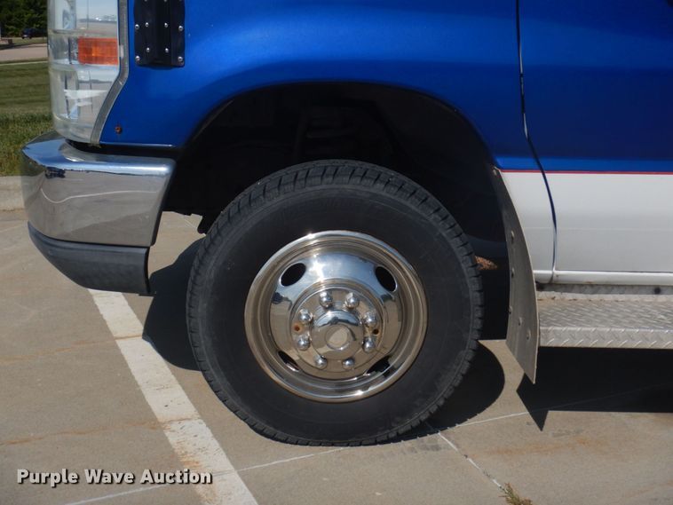 image for item DP0326 2008 Ford E450 Super Duty  shuttle bus