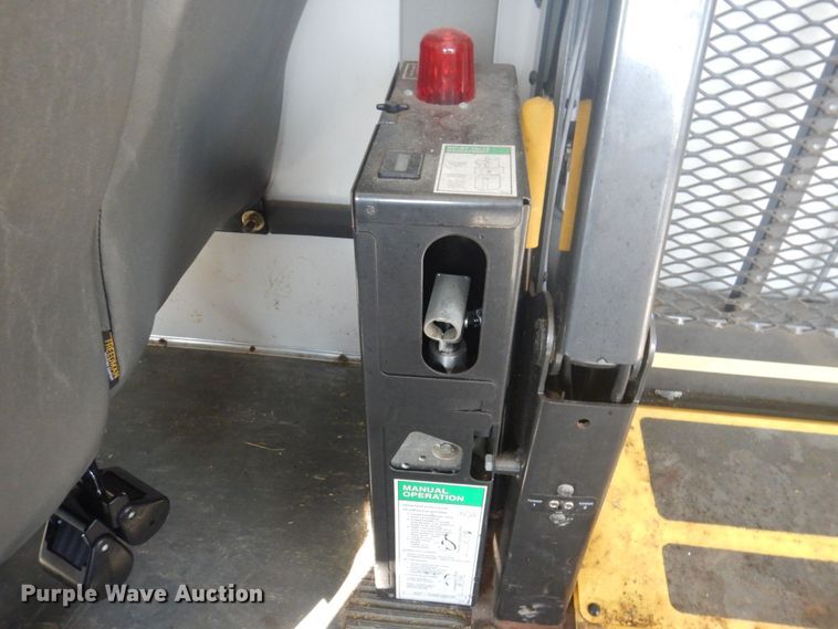 image for item DP0328 2011 Ford E450 Super Duty  shuttle bus