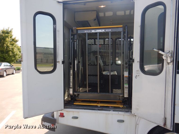 image for item DP0328 2011 Ford E450 Super Duty  shuttle bus