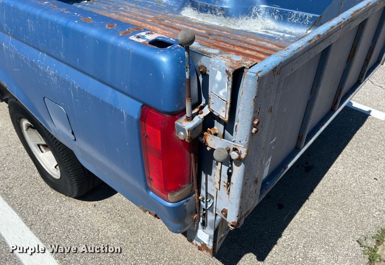 image for item IA9088 1993 Ford F150  pickup truck