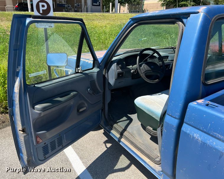 image for item IA9088 1993 Ford F150  pickup truck