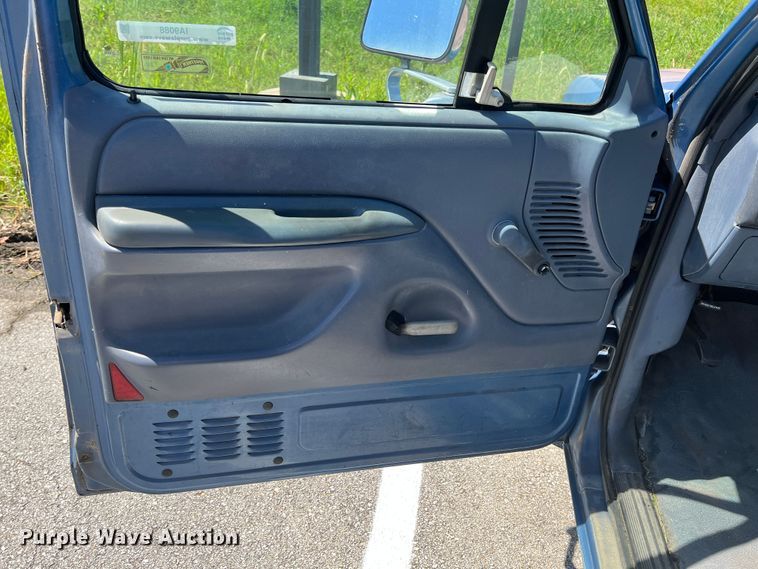 image for item IA9088 1993 Ford F150  pickup truck