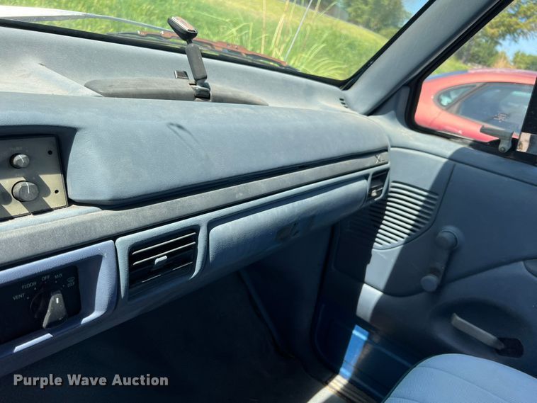 image for item IA9088 1993 Ford F150  pickup truck