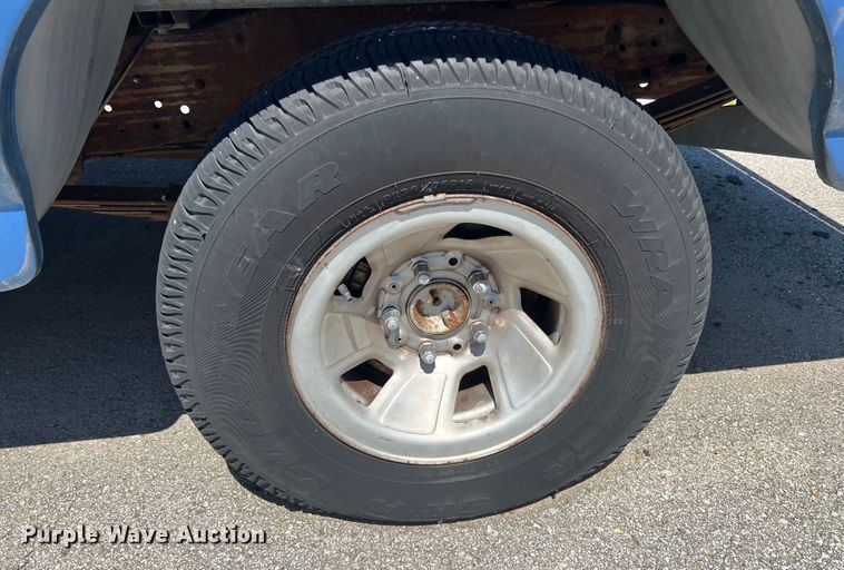 image for item IA9088 1993 Ford F150  pickup truck