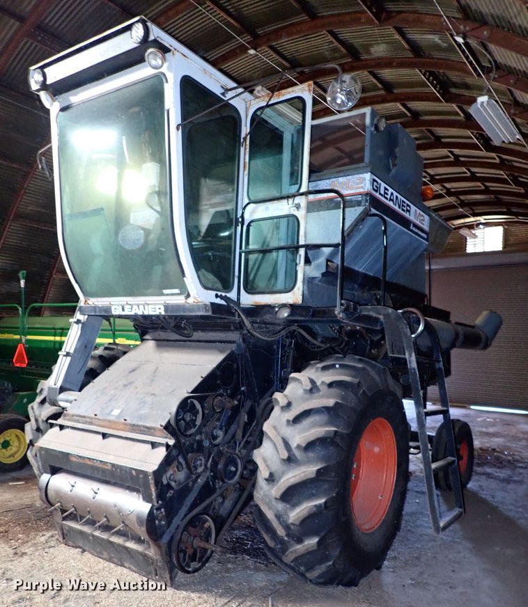 image for item IS9487 1977 Gleaner M2  combine
