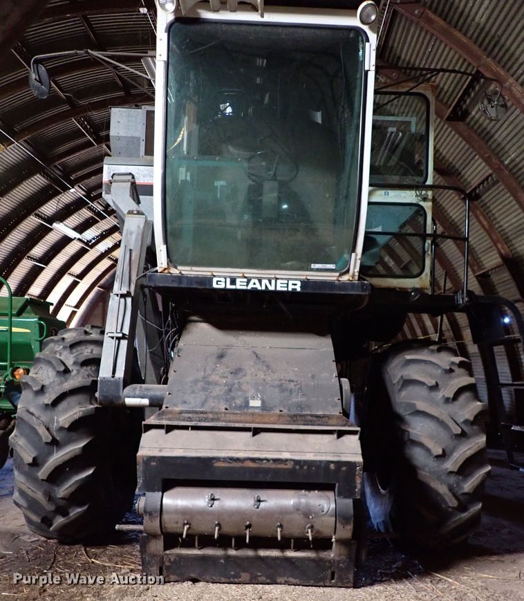 image for item IS9487 1977 Gleaner M2  combine