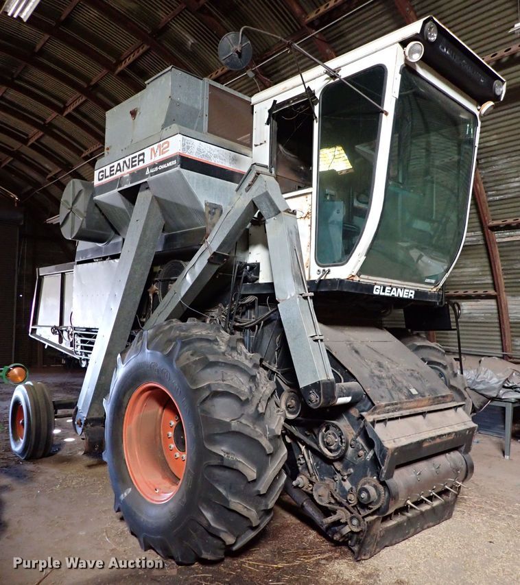 image for item IS9487 1977 Gleaner M2  combine