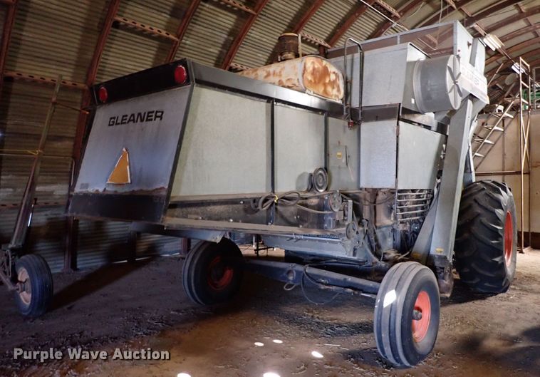 image for item IS9487 1977 Gleaner M2  combine