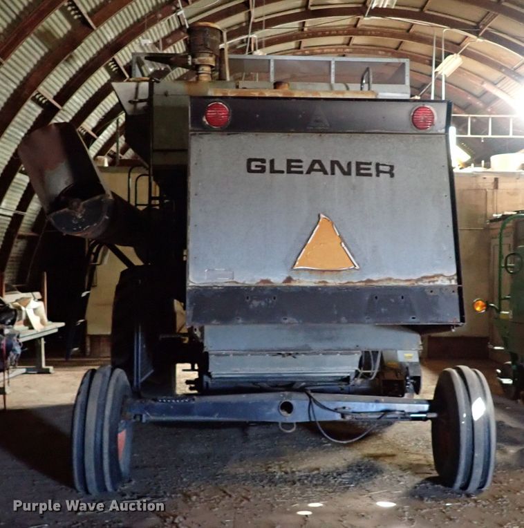 image for item IS9487 1977 Gleaner M2  combine