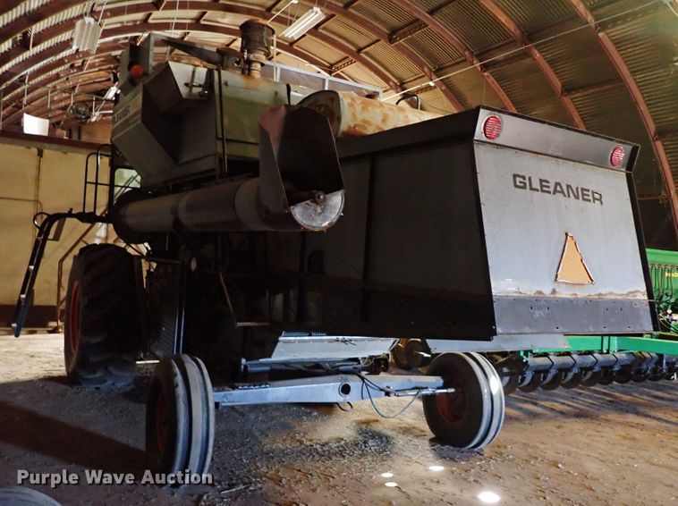 image for item IS9487 1977 Gleaner M2  combine