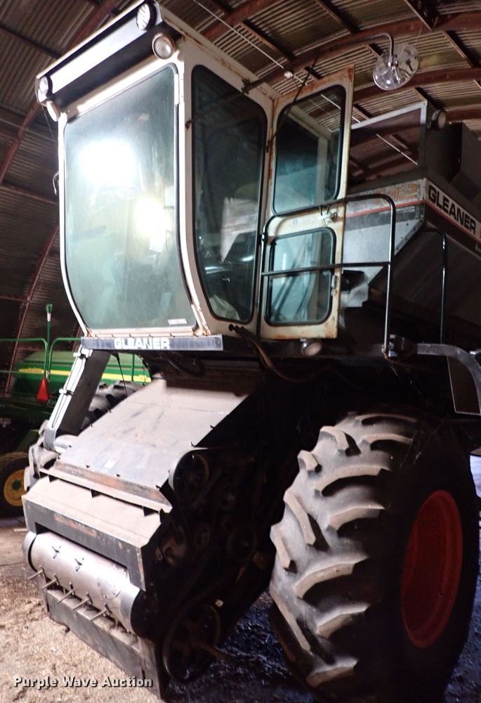 image for item IS9487 1977 Gleaner M2  combine