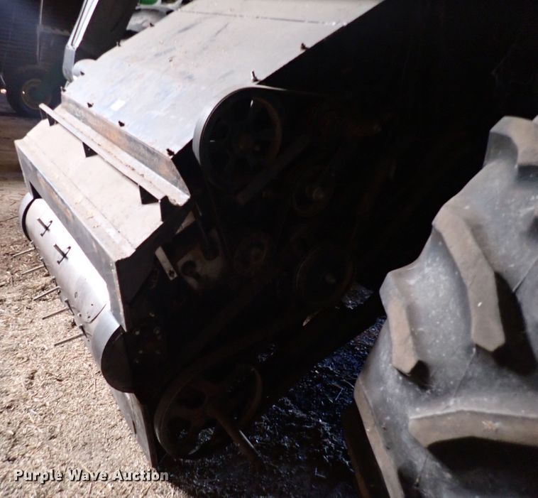 image for item IS9487 1977 Gleaner M2  combine