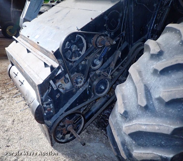 image for item IS9487 1977 Gleaner M2  combine