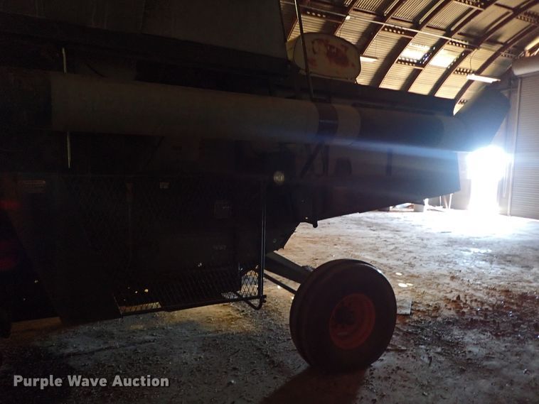 image for item IS9487 1977 Gleaner M2  combine