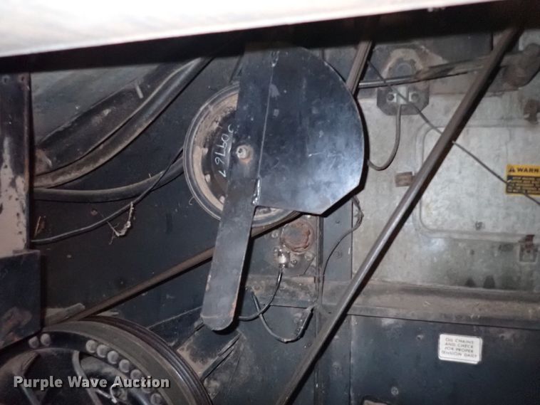 image for item IS9487 1977 Gleaner M2  combine