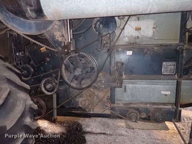 image for item IS9487 1977 Gleaner M2  combine