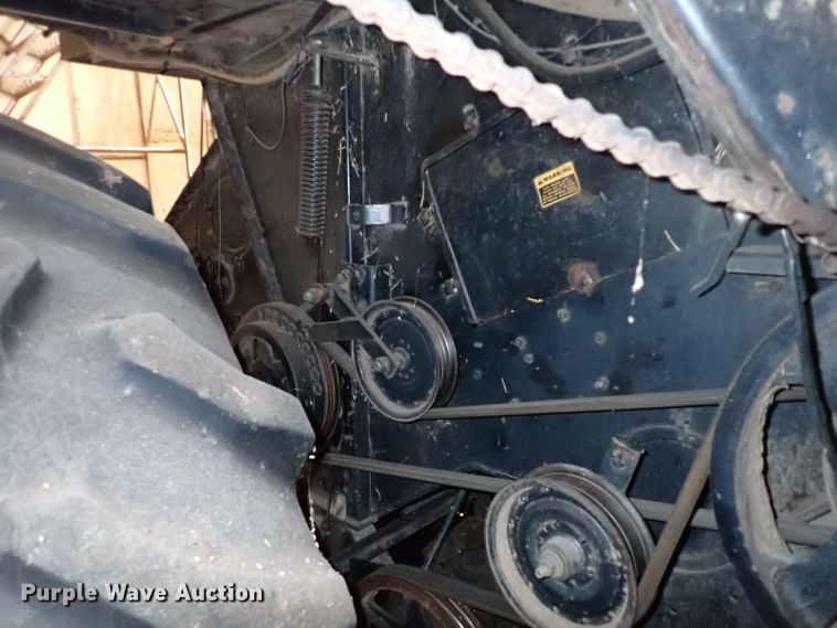 image for item IS9487 1977 Gleaner M2  combine