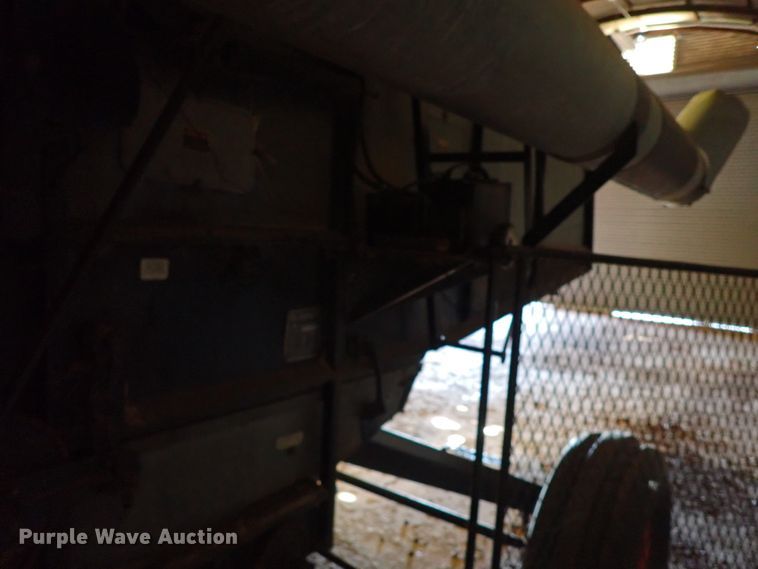 image for item IS9487 1977 Gleaner M2  combine