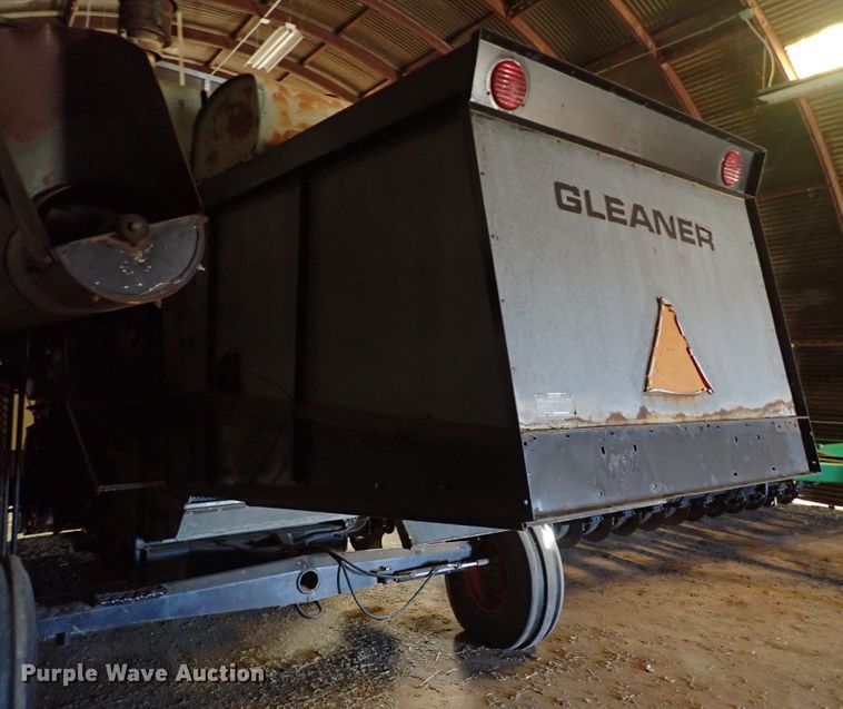 image for item IS9487 1977 Gleaner M2  combine