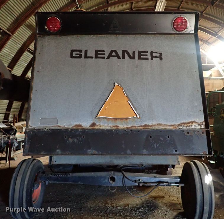 image for item IS9487 1977 Gleaner M2  combine