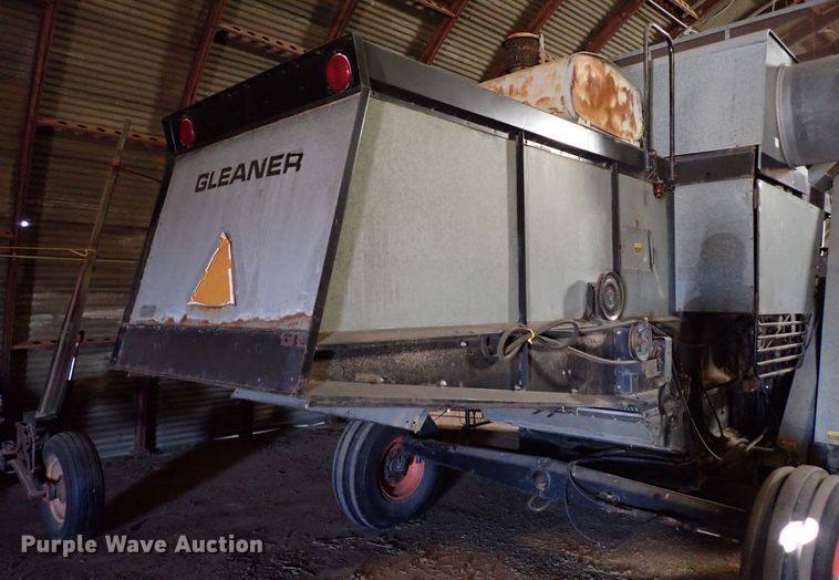 image for item IS9487 1977 Gleaner M2  combine