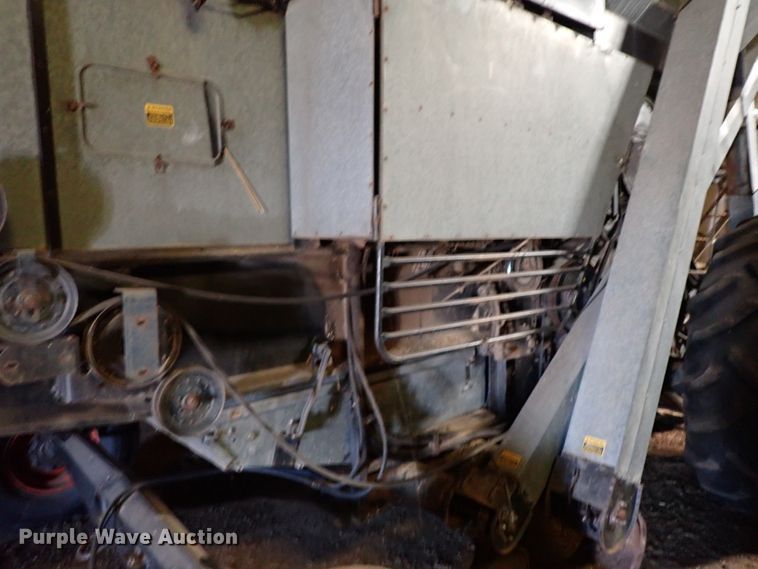 image for item IS9487 1977 Gleaner M2  combine