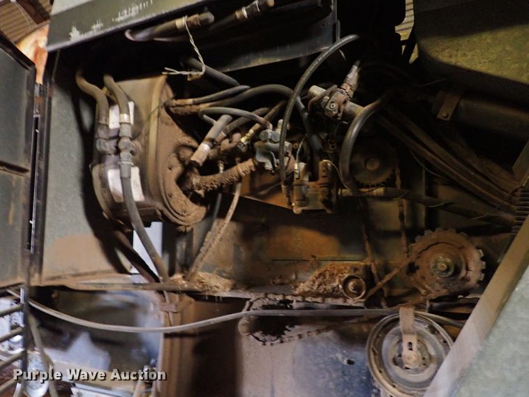 image for item IS9487 1977 Gleaner M2  combine