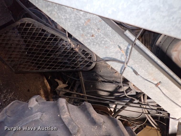 image for item IS9487 1977 Gleaner M2  combine