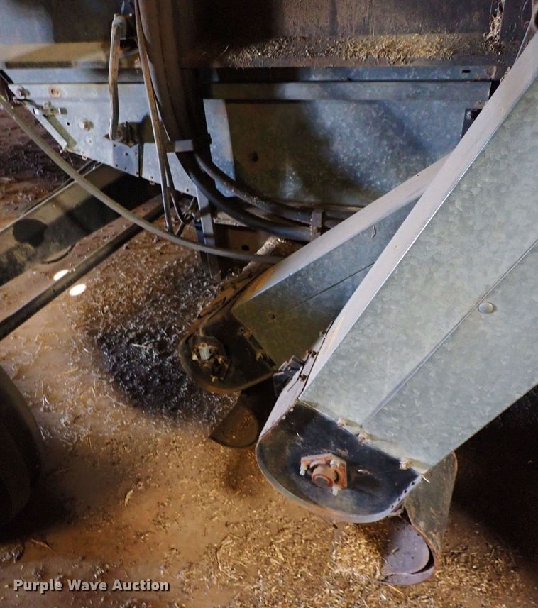 image for item IS9487 1977 Gleaner M2  combine