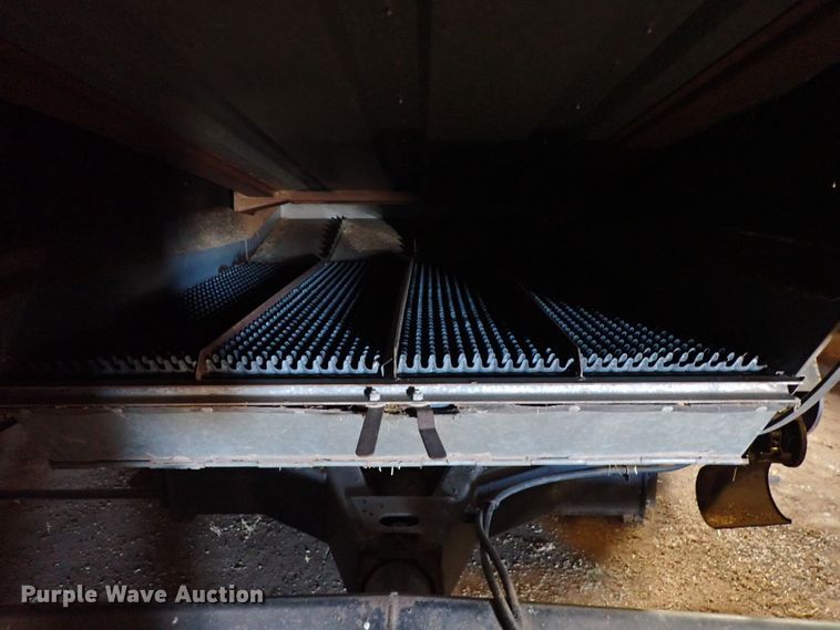 image for item IS9487 1977 Gleaner M2  combine