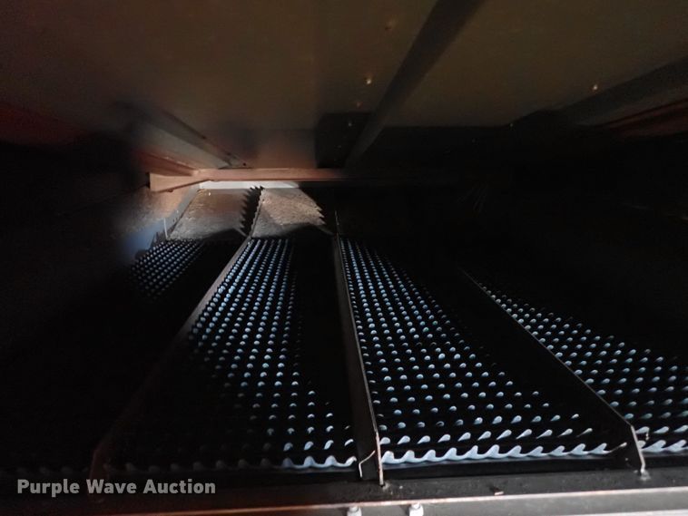 image for item IS9487 1977 Gleaner M2  combine