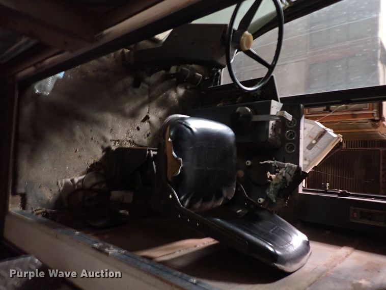 image for item IS9487 1977 Gleaner M2  combine