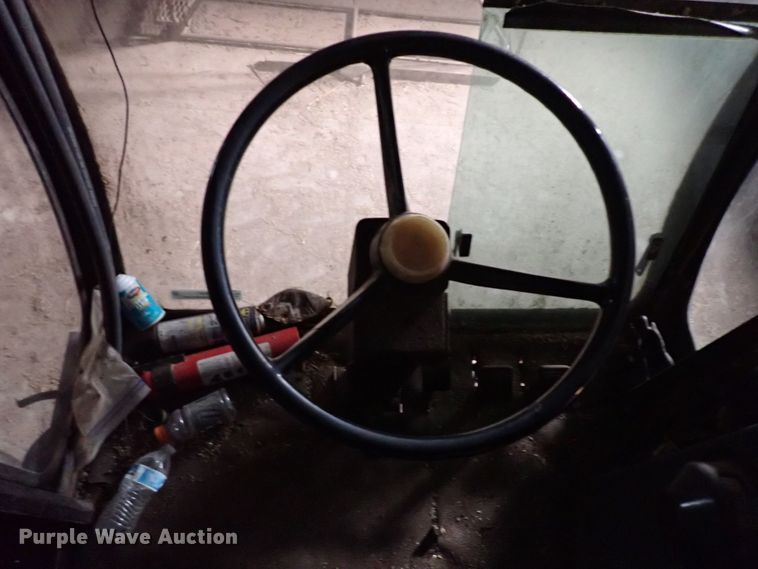 image for item IS9487 1977 Gleaner M2  combine