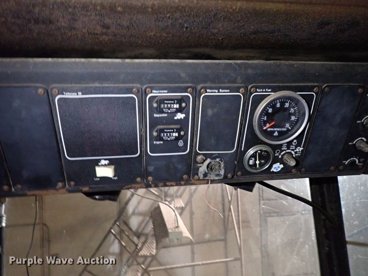 image for item IS9487 1977 Gleaner M2  combine