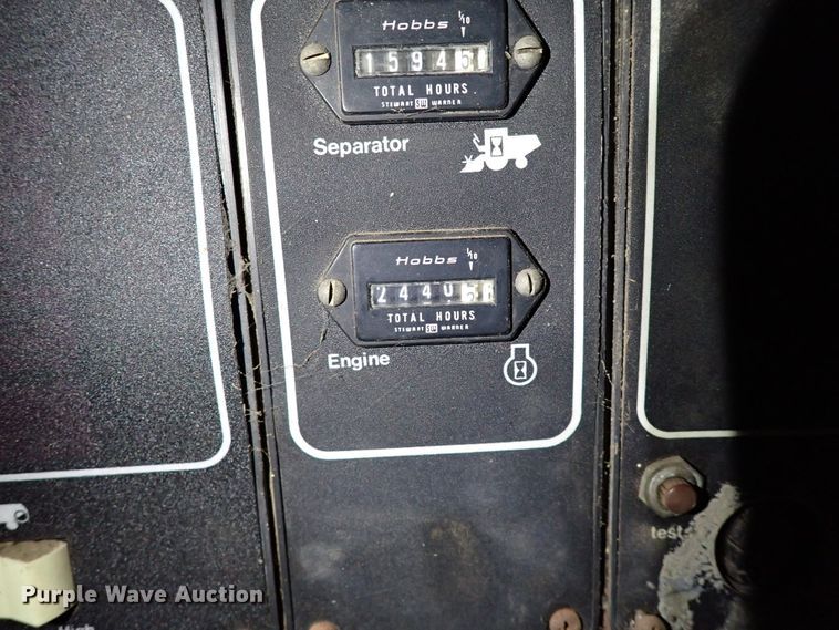 image for item IS9487 1977 Gleaner M2  combine