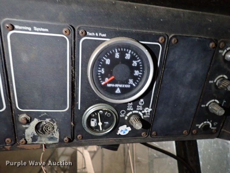 image for item IS9487 1977 Gleaner M2  combine